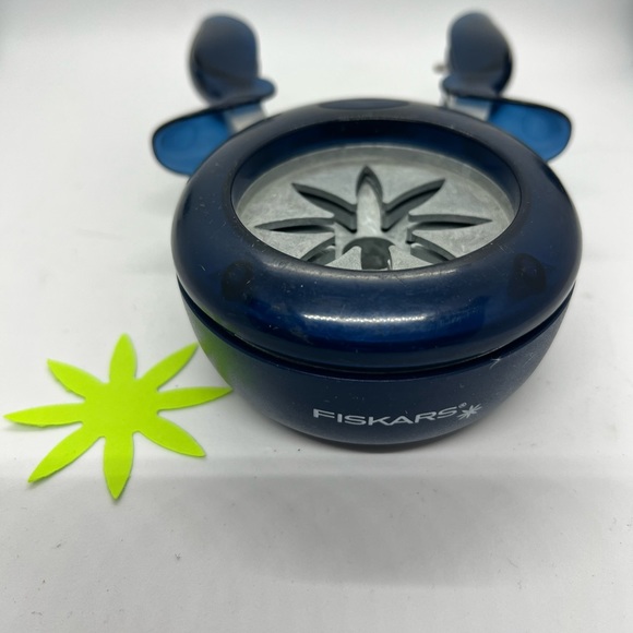 Fiskars Easy Squeeze Paper Punch Cutter Scrapbooking Crafting Flower Shape - Picture 4 of 4